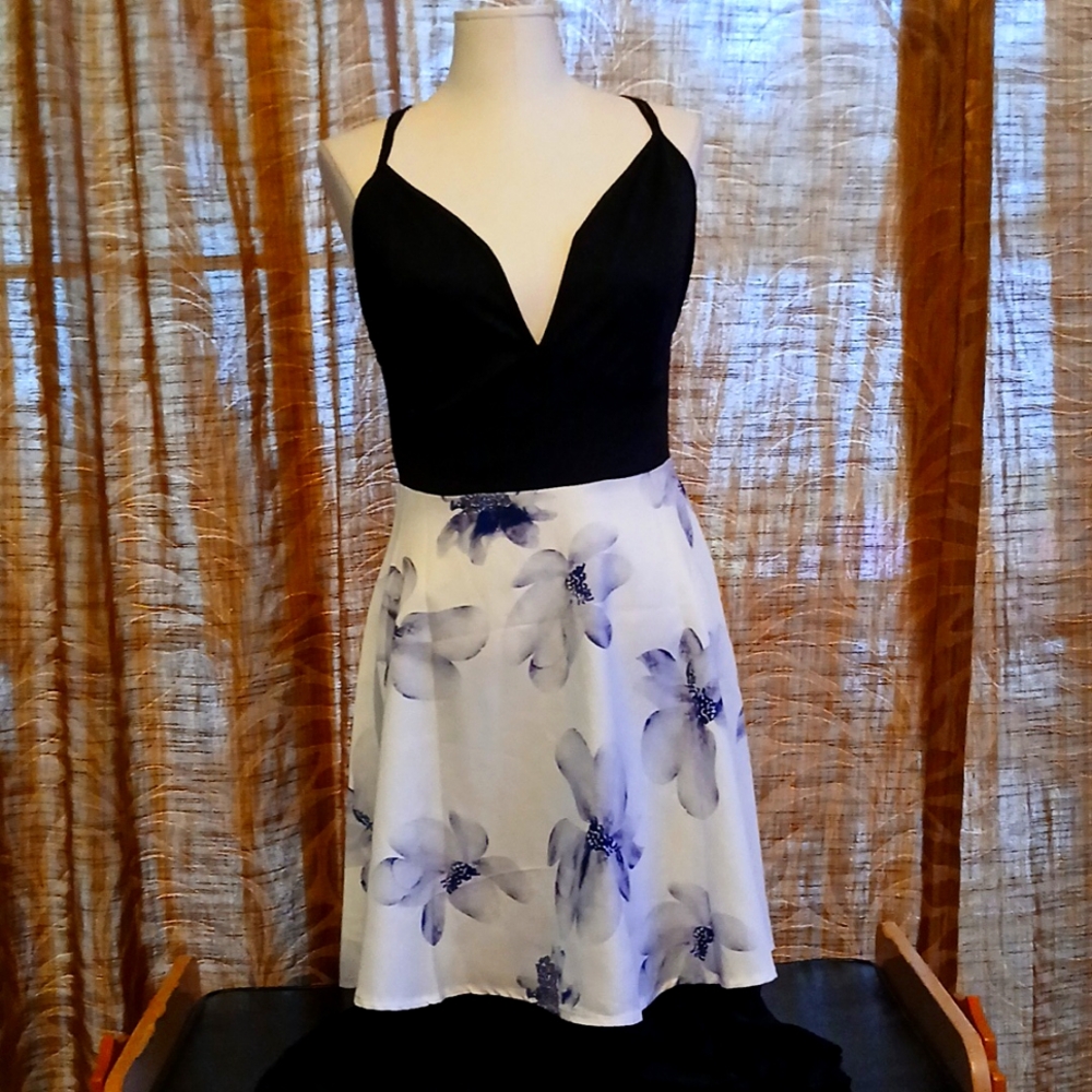 Black dress with Staps. Size Small